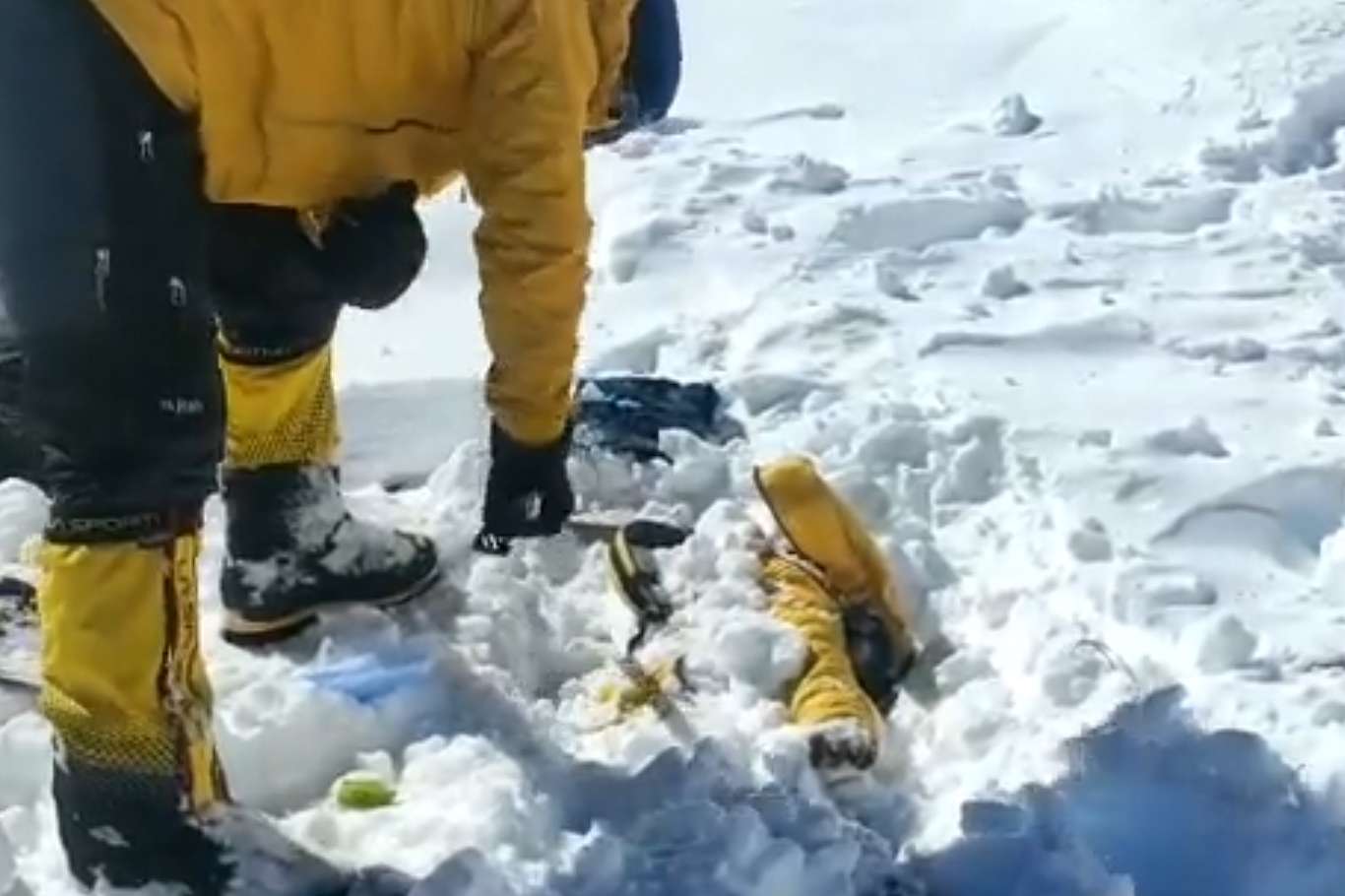 Hindistan'da dağda kaybolan 11 kişi donarak öldü Hindistan'da dağda kaybolan 11 kişi donarak öldü